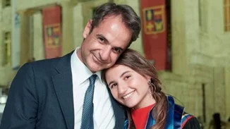 Η Δάφνη Μητσοτάκη μόλις έγινε 20 ετών | Η φωτογραφία που ανήρτησε στα social media ο Πρωθυπουργός και οι δημόσιες ευχές για την κόρη του