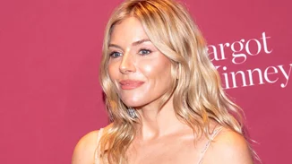 Αυτό είναι το ανάλαφρο, ενυδατικό foundation στο οποίο "ορκίζεται" η Sienna Miller για λαμπερή επιδερμίδα