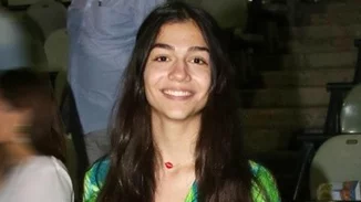 Η Μελίνα Νικολαΐδη έγινε 18 και θυμίζει ολοένα και περισσότερο τη μαμά της όταν πρωτοξεκίνησε