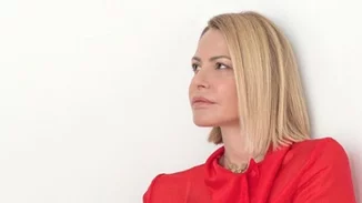 Τζένη Μπαλατσινού | Διαβάζει ξυπόλητη σε παγκάκι με την πιο μαγευτική, χειμερινή θέα