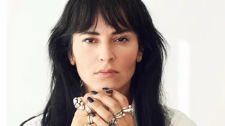 Δίπατα παπούτσια, crop top και choker | Η 12χρονη κόρη της Ζενεβιέβ Μαζαρί, Ροζαλία, είναι style icon και αυτή είναι η απόδειξη