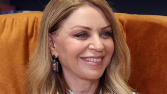 Έλλη Στάη | Η λιτή και κομψή εμφάνιση στην Επίδαυρο με διακριτικά κοσμήματα στον λαιμό και ήσυχο μακιγιάζ