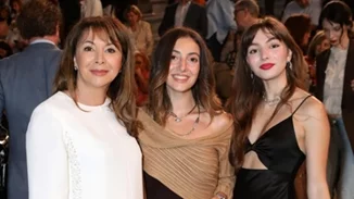 Η Αμαλία και η Δανάη Κούστα σε βραδινή έξοδο με τη μητέρα τους, Σοφία Γιαννικοπούλου
