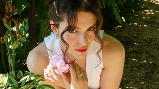 Βραδινές βόλτες στο Σούνιο για την Καλλιόπη Χάσκα | Με scarf top και λευκή παντελόνα πλάι στο κύμα