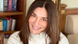 Είσαι καλεσμένη σε γάμο; Φόρεσε το λευκό κοστούμι όπως η Μαρία Ναυπλιώτου