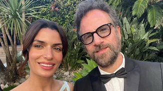 Τόνια Σωτηροπούλου - Κωστής Μαραβέγιας | Η ρομαντική βόλτα στις Κάννες κάτω από τη βροχή