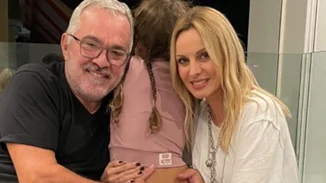 Ηλέκτρα Λύρα | Με χαριτωμένο jumpsuit και πλεξούδες στα μαλλιά, σε μία σπάνια δημόσια εμφάνιση με τους γονείς της