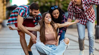 Τρέχεις ή κάνεις περπάτημα μασώντας τσίχλα; Ποιες οι επιδράσεις της στην άσκηση;