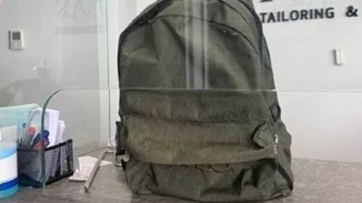 Τραγωδία στα Τέμπη | "Να μην ξεχαστεί ο πόνος που κουβαλά" - Η ιστορία μιας τσάντας από το μοιραίο τρένο [Εικόνα]