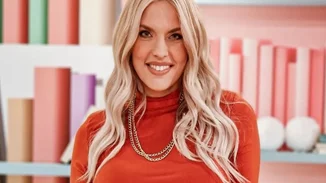 Η Μαντώ Γαστεράτου έφαγε κεράσια από τον πανέμορφο κήπο του σπιτιού της και τα χεράκια του γιου της, Γιώργου