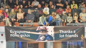Σεισμός στην Τουρκία | Οι οπαδοί της Γαλατά σήκωσαν πανό στα ελληνικά – "Ευχαριστώ πολύ φίλοι"