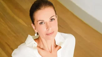 Η Τζίνα Αλιμόνου σε μία σπάνια δημόσια εμφάνιση | Το casual ντύσιμο και τα γυαλιά ηλίου που δεν αποχωρίστηκε