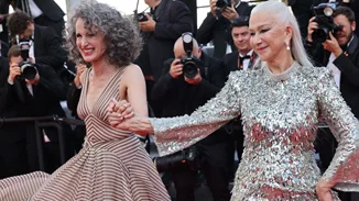 Πραγματικές σταρ | Η Helen Mirren και η Andie MacDowell χορεύουν στο κόκκινο χαλί των Καννών  και το ίντερνετ υποκλίνεται