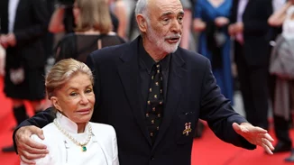 Η 93χρονη σύζυγος του Sean Connery ποζάρει με μπικίνι και "συναγωνίζεται" την εγγονή της