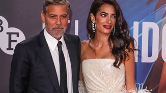 Amal Clooney | Η εμφάνιση με λευκό στράπλες φόρεμα στο κόκκινο χαλί