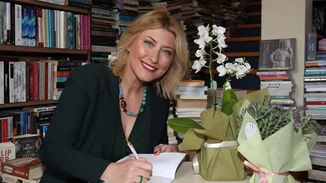 Η Σία Κοσιώνη με double denim ανοιξιάτικο σύνολο στην παρουσίαση του βιβλίου της