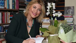 Η Σία Κοσιώνη στην παρουσίαση του βιβλίου της | Οι statement γόβες που αναβάθμισαν το casual chic look της