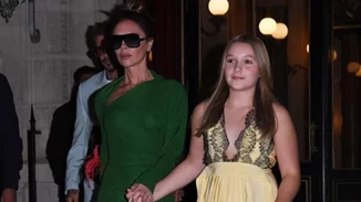 H 11χρονη Harper Beckham έκλεψε την παράσταση με το φόρεμα της μαμάς της και η Victoria δεν μπόρεσε να κρύψει τη συγκίνησή της - Η φωτό που αποθεώθηκε