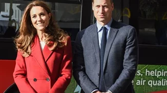 Golden Royal | Η εμφάνιση της Kate Middleton με χρυσό φόρεμα στην πρεμιέρα του James Bond θα γράψει ιστορία