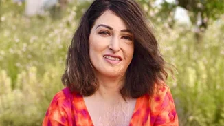 Η Ιωάννα Παλιοσπύρου ποζάρει φορώντας ένα mini floral φόρεμα, μπροστά από μία υπέροχη παραλία της Μήλου