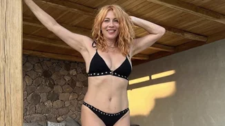 Σμαράγδα Καρύδη | 10 φορές που πόζαρε με μαγιό και "έριξε" το Instagram