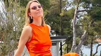 Η Βίκυ Καγιά φιλάει τον σύζυγό της και το Instagram "λιώνει" | Η ρομαντική φωτογραφία από την απόδρασή τους στο Saint -Tropez