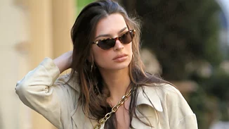 Φόρεμα με sneakers | Φόρεσε τον πιο hot συνδυασμό όπως η Emily Ratajkowski