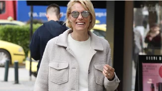 H Βίκυ Καγιά φόρεσε πρώτη το λευκό παντελόνι | Το συνδύασε με φούτερ από τη συλλογή της Ρούλας Ρέβη