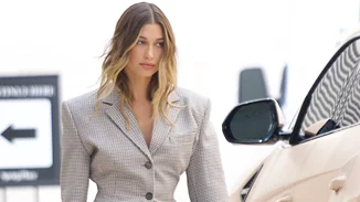 Η Hailey Bieber φόρεσε τη σκιά που δεν θα αποχωριστείς ολόκληρο το καλοκαίρι