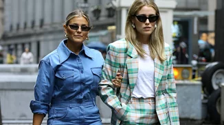 Πώς φορούν τα τζιν τους αυτή την εποχή οι πιο κομψές 50άρες