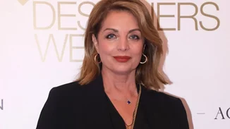 Η Άντζελα Γκερέκου περπατάει στα σοκάκια της Μυκόνου πιο όμορφη και κομψή από ποτέ