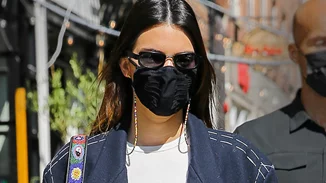 Η Kendall Jenner βρήκε την τσάντα με χρώμα που προσθέτει μια ενδιαφέρουσα πινελιά σε κάθε σύνολο
