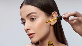 Το έλαιο προσώπου που αφήνει την επιδερμίδα αισθητά πιο σφριγηλή και νεανική