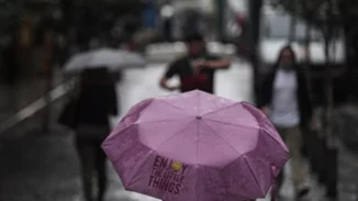 Καιρός | Με καπρίτσια και το Σαββατοκύριακο - Σύννεφα σκόνης, μπόρες, βροχές και καταιγίδες