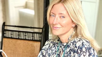 24 χρόνια πριν | Η Marie Chantal φωτογραφίζεται έχοντας στην αγκαλιά της τον νεογέννητο γιο της, Κωνσταντίνο Αλέξιο