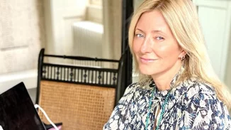 Marie Chantal | H ατμοσφαιρική διακόσμηση του σαλονιού της και τα πανέμορφα, ροζ λουλούδια που αγαπά να έχει στο τραπέζι της