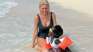 Η Χριστίνα Κοντοβά κάνει μαθήματα surf με την κόρη της, Έιντα, και το Instagram "λιώνει"
