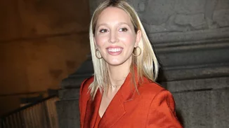 Η Marie Chantal φωτογραφίζει την κόρη της, Μαρία Ολυμπία Γλύξμπουργκ, να φορά μόνο το μπικίνι της στο δρόμο προς την παραλία