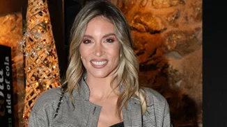 Αθηνά Οικονομάκου | Το σέρουμ λάμψης που χρησιμοποιεί βελτιώνει αισθητά τους πόρους και τις σκούρες κηλίδες