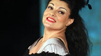 Τάνια Τρύπη | Η σαράντα ετών καριέρα, ο γάμος με τον μάνατζερ των Beatles, ο βιγκανισμός, τα τατουάζ και η μητρότητα