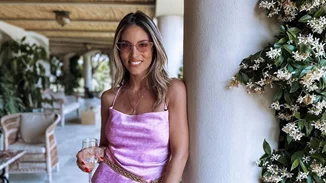 Αθηνά Οικονομάκου | Φορώντας ολόλευκο μπικίνι, ποζάρει πάνω σε έναν βράχο δείχνοντάς μας το εκπληκτικά γυμνασμένο σώμα της