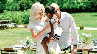 Τζώνη Καλημέρης | Βόλτα στο κέντρο της Αθήνας με τη γλυκύτατη κόρη του, Έιντα - Η ολόσωμη floral φόρμα της και το ασορτί scrunchie στα μαλλιά