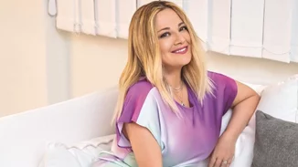 Φακίδες στο πρόσωπο και χαμόγελο στα χείλη | Η Νάνσυ Ζαμπέτογλου ποζάρει δίχως ίχνος μακιγιάζ, πιο όμορφη και ξέγνοιαστη από ποτέ