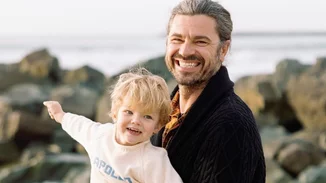 Ο Χρήστος Βασιλακόπουλος φωτογραφίζει τον κατάξανθο γιο του, Απόλλωνα, και του εύχεται για τα γενέθλιά του με τον πιο γλυκό τρόπο