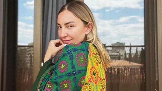 Η Ρούλα Ρέβη και τα δίδυμα παιδιά της ζωγραφίζουν τα πρόσωπά τους και ποζάρουν πιο χαρούμενοι από ποτέ