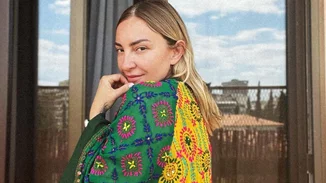 Η Ρούλα Ρέβη φωτογραφίζει τον Αποστόλη Τότσικα ημίγυμνο στο κρεβάτι του εξοχικού τους σπιτιού στην Τήνο