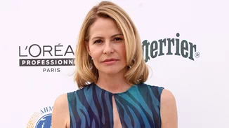 Η Τζένη Μπαλατσινού με mini μεταλιζέ φόρεμα και μακριά μαλλιά, 13 χρόνια πριν