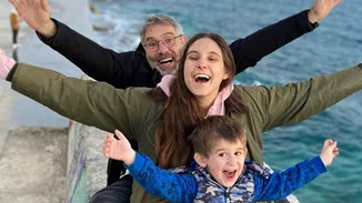 Ο Θοδωρής Αθερίδης κρατάει στην αγκαλιά του τον νεογέννητο εγγονό του και "λιώνει" από ευτυχία