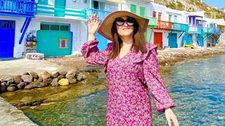 Η Ιωάννα Παλιοσπύρου πιο καλλίγραμμη και χαριτωμένη από ποτέ | Η εμφάνιση με neon crop top και ασορτί mini φούστα