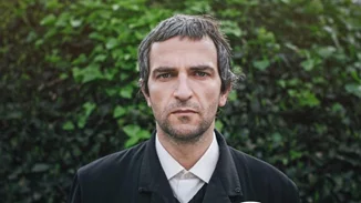 Άρης Σερβετάλης | "Αν και στις μέρες μας υπάρχει ο προσωπικός ψυχολόγος, εμένα ψυχαναλυτής μου είναι ο πνευματικός μου..."